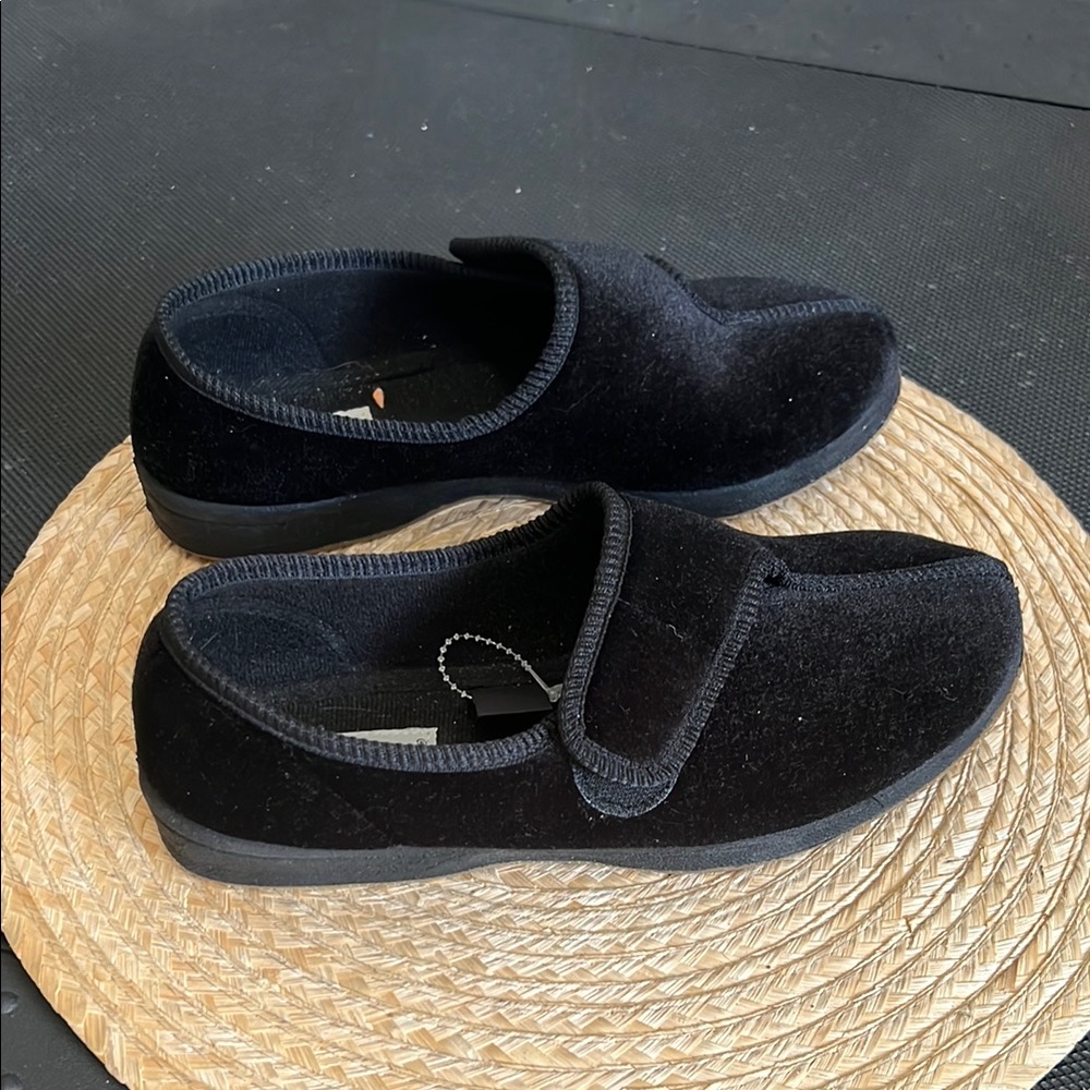 Foamtreads Women Black Slip-On Shoes Size 8.5